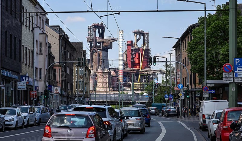 Duisburg, Ruhr area, North Rhine-Westphalia, Germany, city view with the ThyssenKrupp Steel smelting works, Friedrich-Ebert-Straße in Meiderich-Beeck, ThyssenKrupp Steel blast furnace 8 in the background. The Czech billionaire Daniel Kretinsky and his holding company EPCG are initially to take over 20 per cent, later 50 per cent, Europe