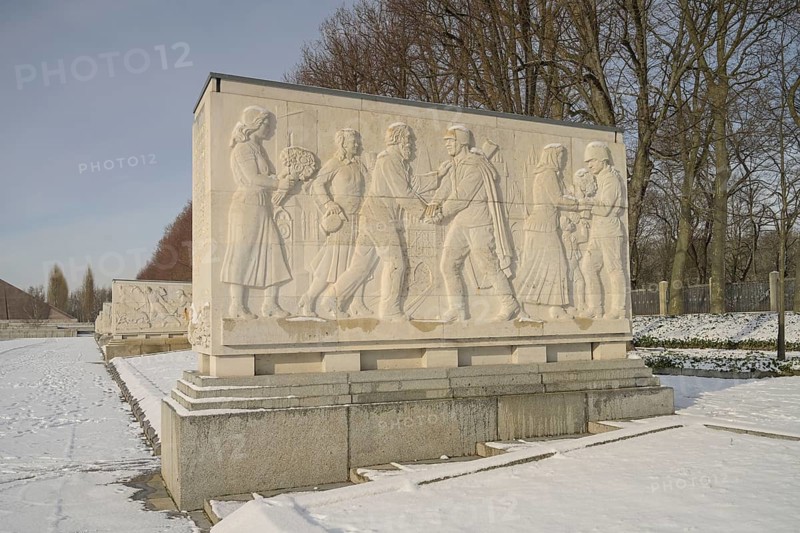 Sarcophagus with stone relief, thanks of the civilian population to the army, Soviet memorial, winter, Treptower Park, Treptow, Treptow-Köpenick, Berlin, Germany, Europe