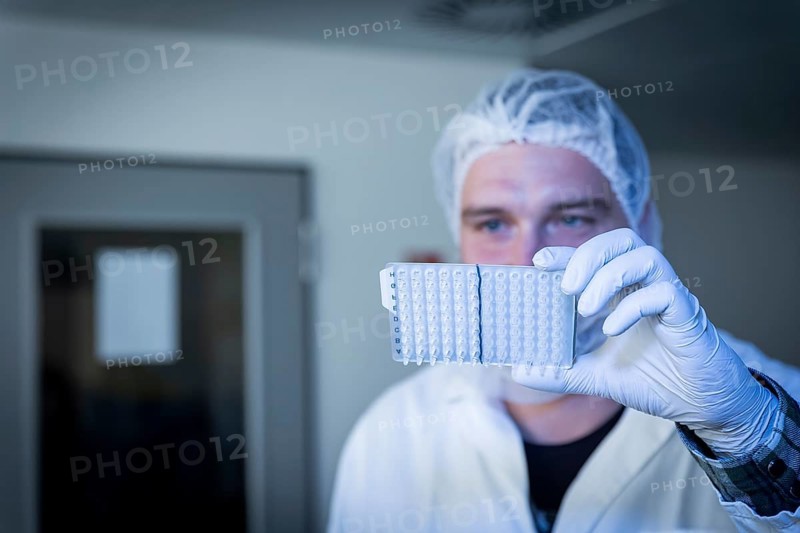 As a molecular genetic diagnostics company, Biotype GmbH is part of the Molecular Diagnostics Group (MDG), which works together with the bioinformatics company, qualitype GmbH, and the radiopharmaceutical company, ROTOP Pharmaka GmbH, on holistic solutions for precision medicine. MODAPLEX test device for versatile simultaneous PCR tests. Insertion of the PCR plate, Dresden, Saxony, Germany, Europe