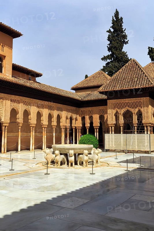 Arabesque Moorish architecture, courtyard with lion fountain, Nasrid palaces, Alhambra, Granada, Andalusia, Spain, Europe
