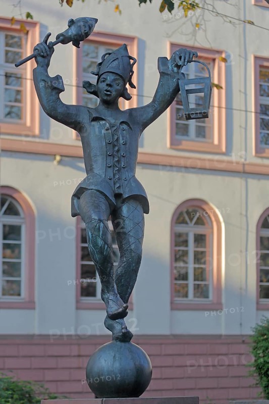 Sculpture Bajazz with the lantern by Inge Blum 2000, jester dancing on ball, carnival, joy, joyful, cheerful, happy, bronze, Schillerplatz, Altstadt, Mainz, Rhine-Hesse region, Rhineland-Palatinate, Germany, Europe
