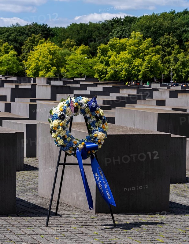 Memorial wreath in front of the Holocaust memorial at the Brandenburg Tor, Berlin, Germany, Europe