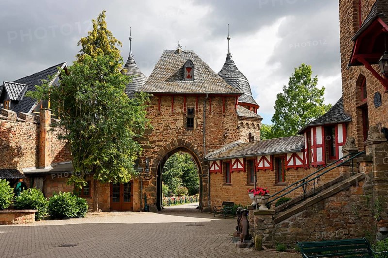 Satzvey Castle, medieval moated castle, gatehouse and inner courtyard, Mechernich, Satzvey, Euskirchen district, Eifel, North Rhine-Westphalia, Germany, Europe