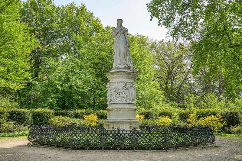 Monument to Queen Louise of Prussia, Luiseninsel, Großer Tiergarten, Tiergarten, Mitte, Berlin, Germany, Europe