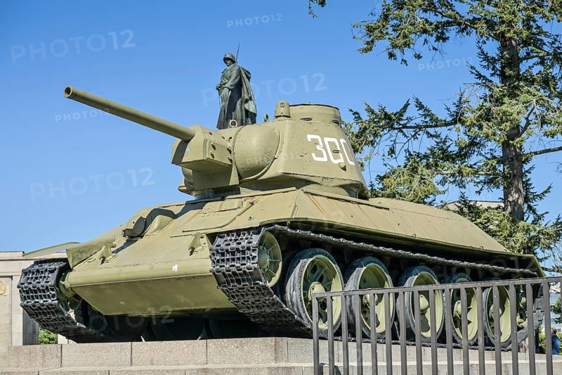 T-34/76 tank, Soviet memorial, Straße des 17. Juni, Tiergarten, Berlin, Germany, Europe