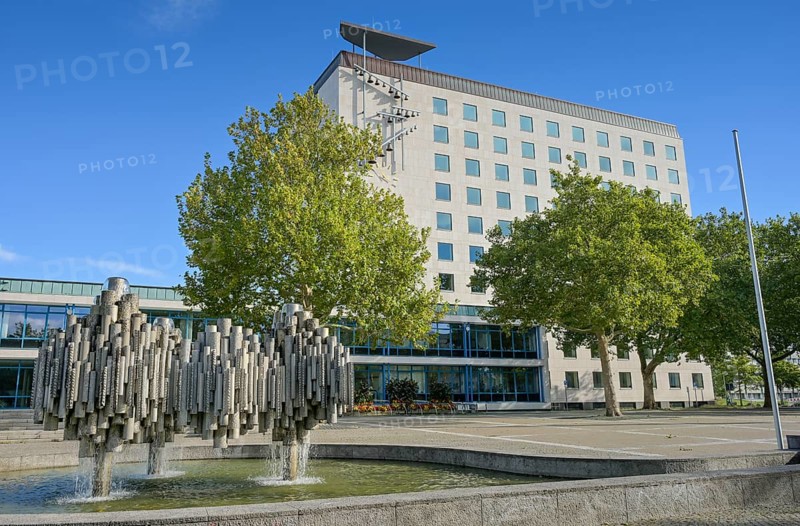Tubular fountain by Rolf Hartmann, town hall, old building by Titus Taeschner, market square, Porschestraße, Wolfsburg, Lower Saxony, Germany, Europe