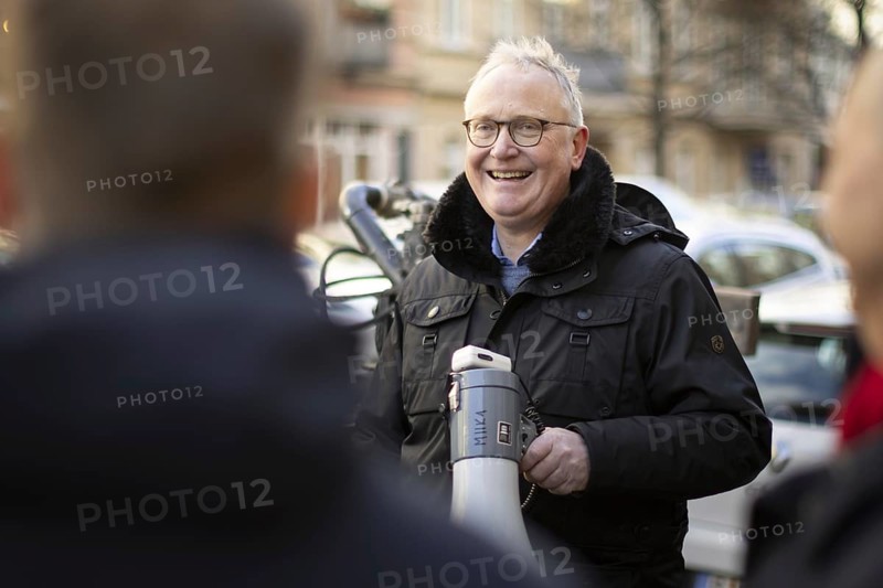SPD parliamentary candidate Klaius Mindrup at a demonstration in Rykestraße against the decision of the green-black-led district office not to approve the conversion of 30, 000 m¬= of heated living space to green geothermal energy. Berlin, 01.02.2024