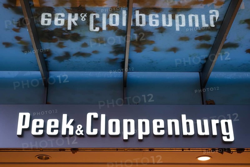 Peek & Cloppenburg, facade with sign and logo, illuminated, reflection, Essen, Ruhr area, North Rhine-Westphalia, Germany, Europe