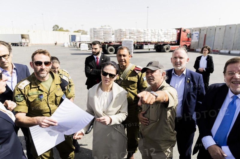Annalena Bärbock (Alliance 90/The Greens, M), Foreign Minister, is shown trucks carrying humanitarian aid by a representative of the COGAT unit of the Israeli Ministry of Defence (3rd from left) during a visit to the Kerem Shalom border crossing to the Gaza Strip on the Israeli side. Relief supplies are transported by lorry from the border crossing in the tri-border region of Egypt, Israel and the Gaza Strip to the Gaza Strip. Foreign Minister Bärbock is visiting Israel for the sixth time since the Hamas attack on Israel on 7 October to discuss the situation in Gaza and Israel once again