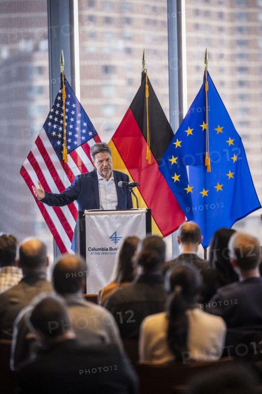 Trip by Robert Habeck, Federal Minister for Economic Affairs and Climate Protection, to the USA from 06-10 March 2024 Exchange with students from Columbia Business School in New York 08 March 2024