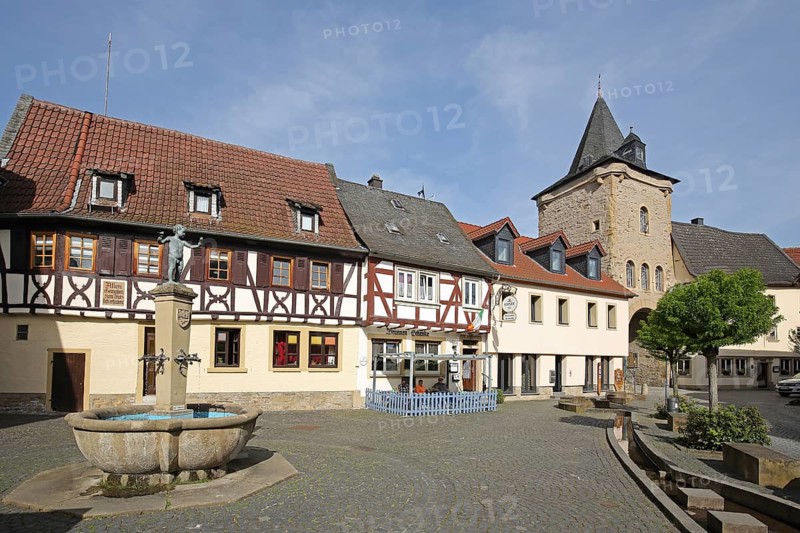 Historic lower gate, fountain and half-timbered houses on Rapportierplatz, town gate, town tower, Meisenheim, Rhineland-Palatinate, Germany, Europe