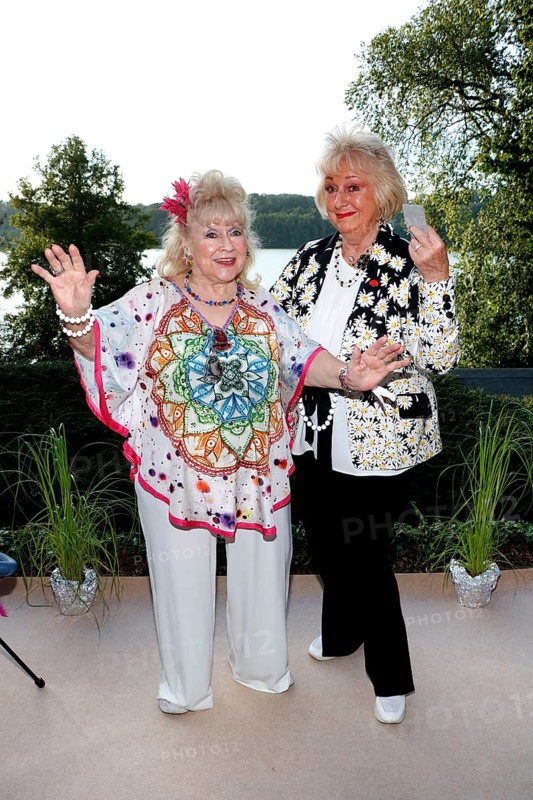 Eva Jacob and Stefanie Simon at the event Landpartie with Julian F.M. Stöckel at the Strandhotel Vier Jahreszeiten in Buckow, Brandenburg, on 23/08/2024