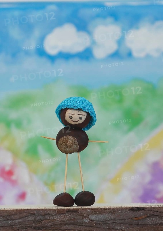 Chestnut figure with hat in the studio