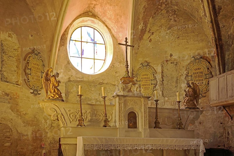 Altar in the church of Sainte-Marie de l'Assomption, interior view, angels, sculptures, cross, Vaison-la-Romaine, Vaucluse, Provence, France, Europe