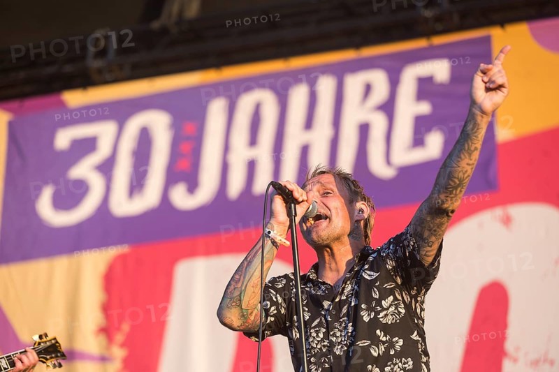 Ingo Knollmann, singer of the Donots at the Highfield Festival on Friday, Störmthaler See, 16.08.2024
