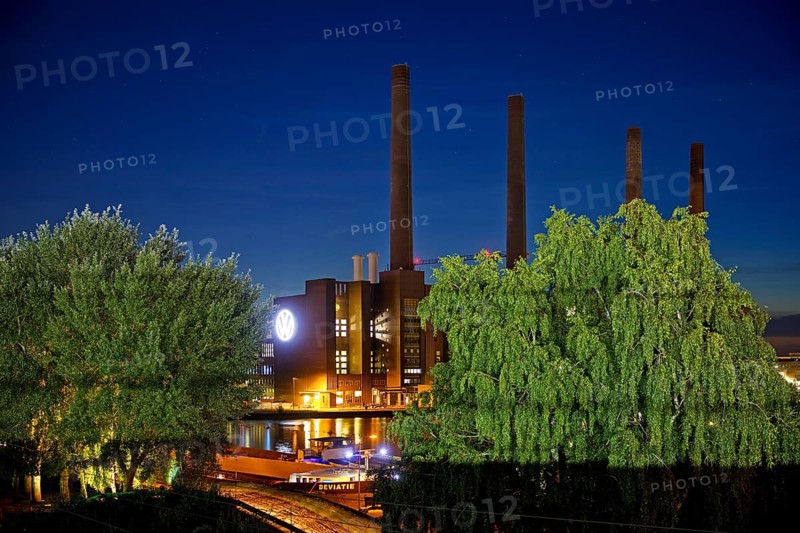 Wolfsburg NordSüd cogeneration plant in the evening with Mittellandkanal, Volkswagen AG main plant, Lower Saxony, Germany, Europe
