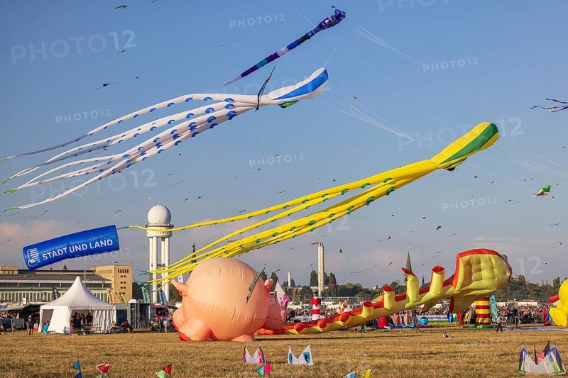 Drachenfest 2024, festival of giant kites, Stadt und Land, Tempelhofer Feld, Berlin, Germany, 21.09.2024 < english> Kite Festival 2024, festival of giant kites, September 21, 2024, Europe