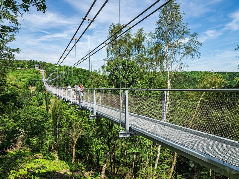 Rappbode water reservoir, people walk on suspension bridge Titan RT, Rappbode, Harz, Germany, Europe