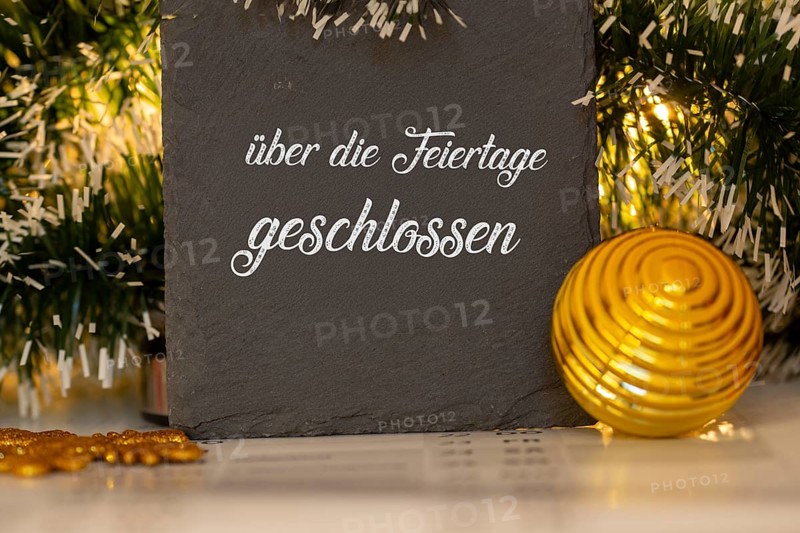 Board with the inscription CLOSED OVER THE HOLIDAYS on a calendar (symbolic image of company holidays, Christmas holidays)