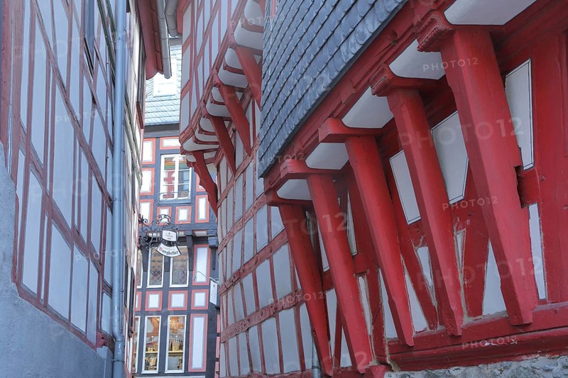 Half-timbered houses in narrow alley, idyll, red wooden beams, narrow, old town, Limburg, Hesse, Germany, Europe