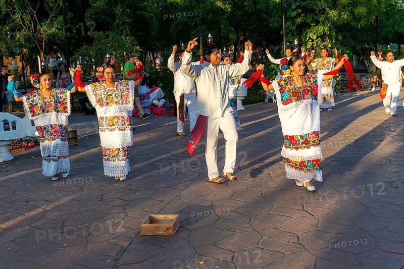 Folk dancers with bottles balanced on their heads, Francisco Cantón Rosado Park, Valladolid, Yucatan, Mexico, Central America