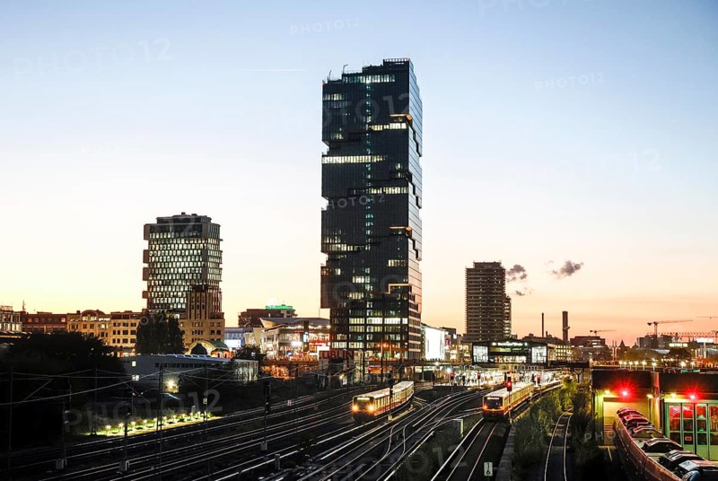 Sunset at the Modersohn Bridge, view of railway tracks, trains and the 140 metre high Amazon office tower Edge East Side, Berlin, 23.10.2024., Berlin, Berlin, Germany, Europe