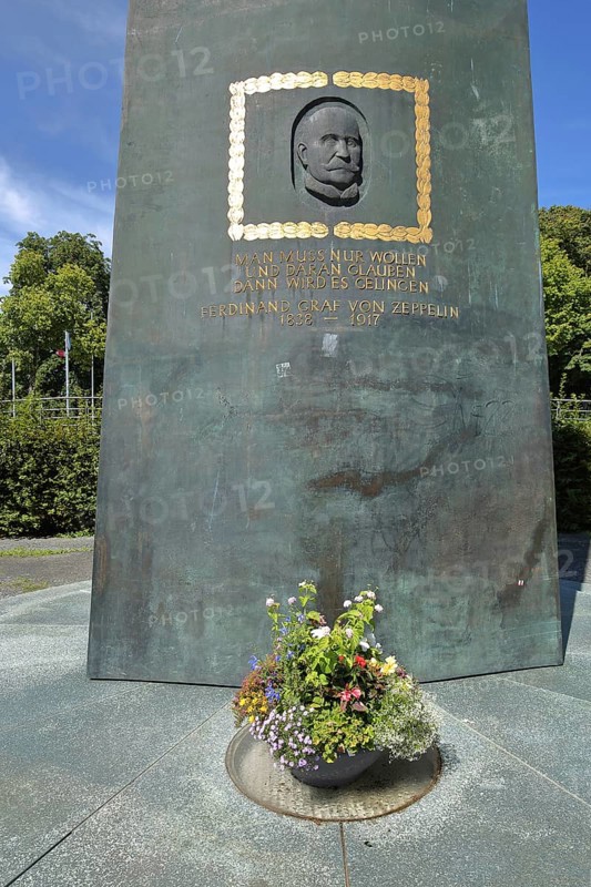Ferdinand Graf von Zeppelin monument with head relief and quote, You only have to want and believe in it then you will succeed, wisdom, motto, motto, saying, text, Where there is a will there is a way, golden, black, view upwards, Stadtgarten, Friedrichshafen, Obersee, Lake Constance, Lake Constance area, Baden-Württemberg, Germany, Europe