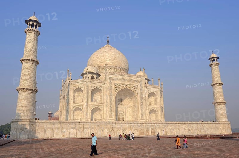 Taj Mahal, built by the Grand Mogul Shah Jahan in memory of his principal woman Mumtaz Mahal, who died in 1631, Agra, Uttar Pradesh, India, Asia