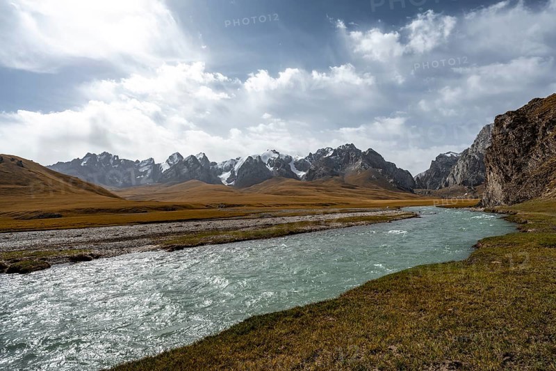 Kol Suu River between autumnal yellow meadows with mountain panorama of the Keltan Mountains, Sary Beles Mountains, Naryn Province, Kyrgyzstan, Asia