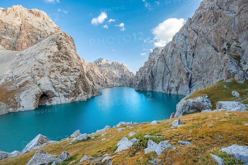 Turquoise mountain lake Kol Suu with rocky steep mountains, Kol Suu Lake, Sary Beles Mountains, Naryn Province, Kyrgyzstan, Asia