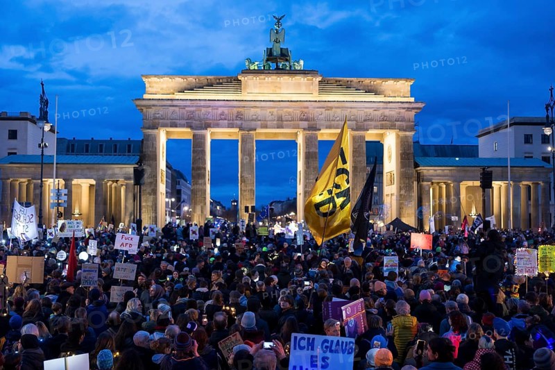 Overview of the demonstration in front of the Brandenburg Tor under the motto Sea of lights against the shift to the right . The demonstration is directed against the general shift to the right in Germany by the AfD and CDU, among others, and in the USA by Donald Trump and Elon Musk, among others. Berlin, 25.01.2025