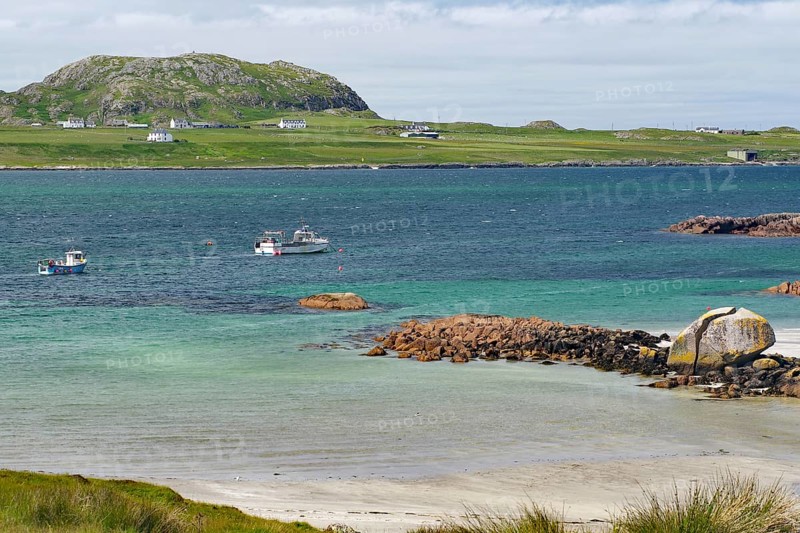 Some boats on the sea in front of a rocky coast, island with houses, view of Iona, Port of Fionnphort, Isle of Mull, Inner Hebrides, Scotland, Great Britain