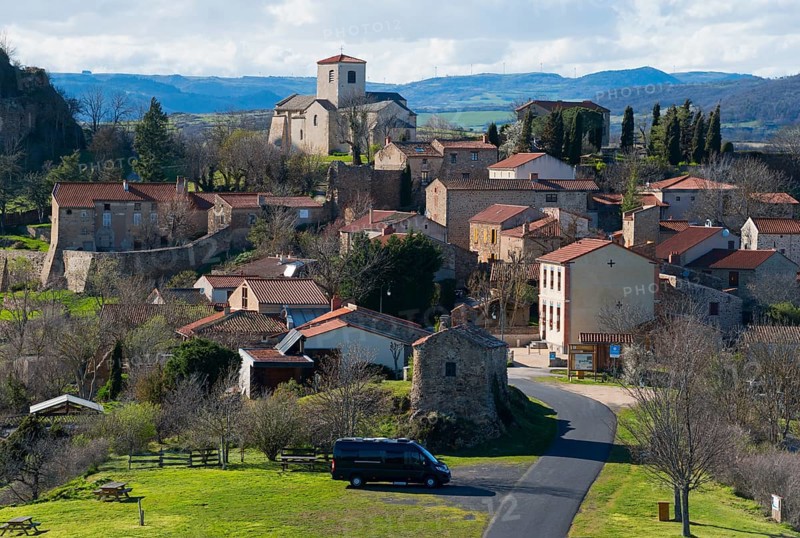 Ein ländliches Dorf mit einer Kirche auf einem Hügel, umgeben von Natur und Bäumen, Kirche Saint-Vincent, Léotoing, Leotoing, Haute-Loire, Auvergne-Rhône-Alpes, Auvergne-Rhone-Alpes, Frankreich