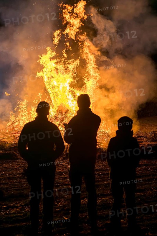 Spectators at a dunning fire at a rally of farmers and peasants against the German government's plans to cut subsidies, Ostfildern-Plieningen, Baden-Württemberg, Germany, Europe