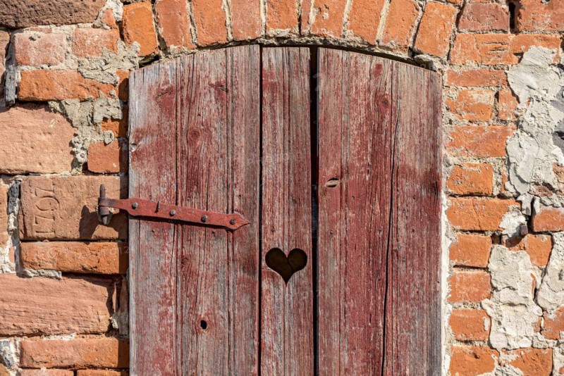 Weathered wooden door with heart to the loo, loo door, sandstone and brick façade, historic farmhouse around 1800, idyllic, romantic, Nidda, Vogelsberg, Wetterau, Hesse, Germany, Europe