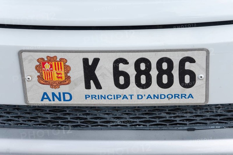 Nummernschild eines Autos aus Andorra mit Wappen und Schriftzug auf weißem Hintergrund, Fürstentum Andorra, Pyrenäen