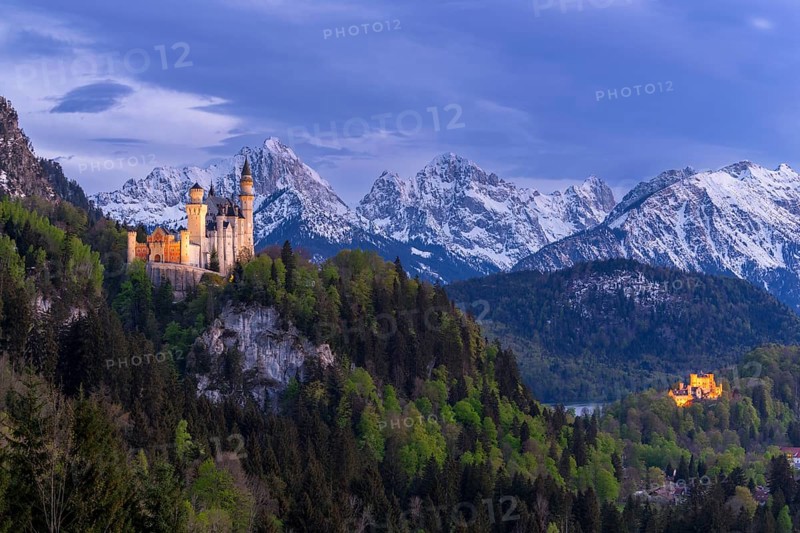 Neuschwanstein Castle near Füssen, Hohenschwangau Castle, Schwangau, Allgäu Alps, night shot, illuminated, snow, East Allgäu, Bavaria, Germany, Europe