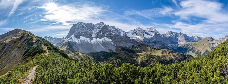 Mountain panorama with steep rocky peaks, view of Laliderspitze, Dreizinkenspitze and Spritzkarspitze peaks, Hahnkampl peak, Engtal, Karwendel, Tyrol, Austria, Europe
