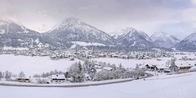 Lorettowiesen, Oberstdorf, behind it Schattenberg, 1845m, and Riffenkopf, 1748m, Allgäu Alps, Allgäu, Bavaria, Germany, Europe