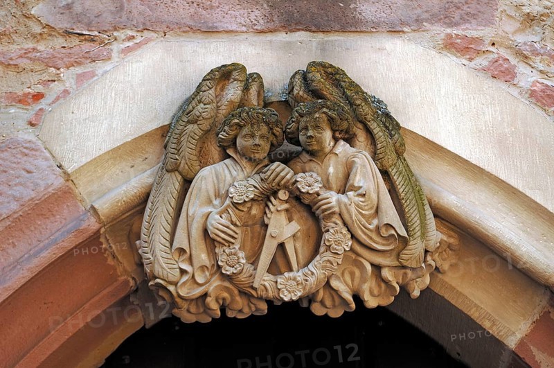 Angel's coat of arms with sign of the master builder Madern Gerthener around 1360- 1430 above the entrance to the Ruprecht building (1400-1410) of the Heidelberg castle ruins, destroyed in 1689, castle courtyard, Heidelberg, Baden-Württemberg, Germany, Europe