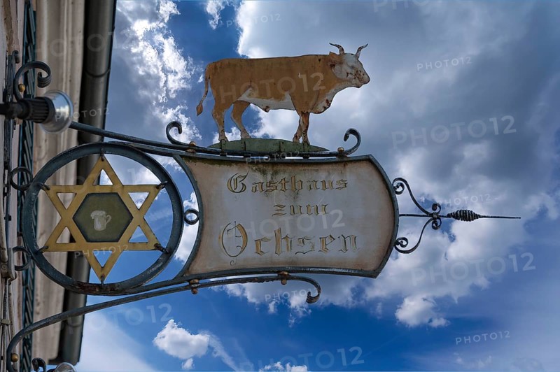 Nose sign with ox figure at the Gasthaus zum Ochsen, Hauptstraße 51, Riegel am Kaiserstuhl, Baden-Württemberg, Germany, Europe