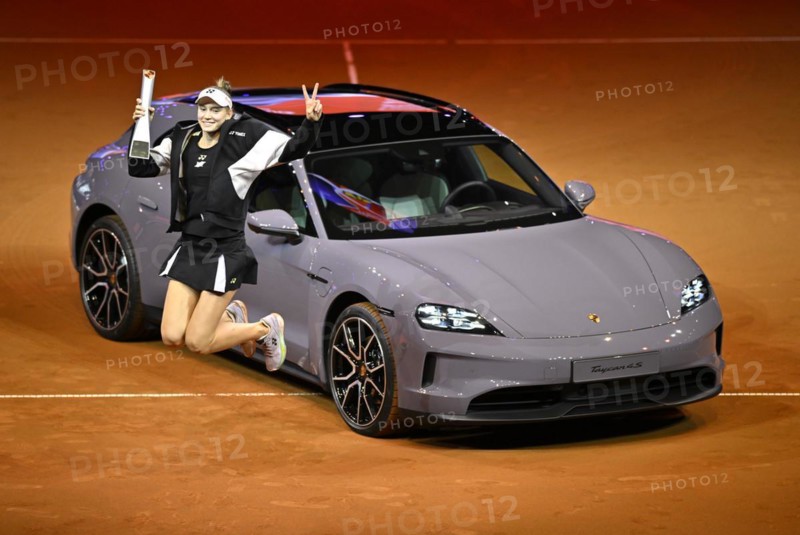 Elena Rybakina (KAZ) Award ceremony, honour, with trophy, winning car Porsche Taycan 4S Sport Turismo, cheers, jump, tennis, Porsche Cup 2024, Porsche Arena, Stuttgart, Baden-Württemberg, Germany, Europe