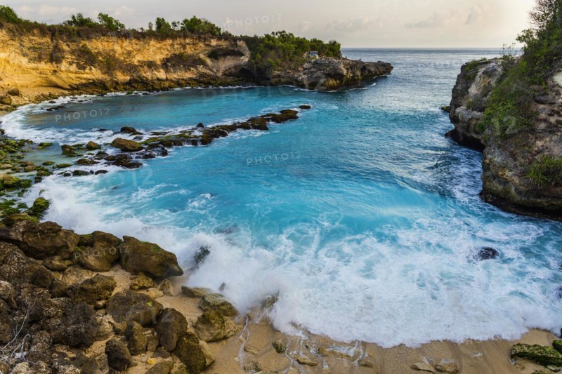 Beach in the Blue Lagoon bay on the holiday island of Nusa Lembongan, blue, algae formation, bright, turquoise, surf, surf, summer, natural spectacle, attraction, beautiful, long-distance travel, exotic, holiday idyll, paradise, paradisiacal, holiday paradise, rock, rocky, rocky coast, bathing bay, bay, coastal landscape, tropical, water, sea, ocean, coast, travel, holiday, tourism, sea view, seascape, Asian, Bali, Indonesia, Asia