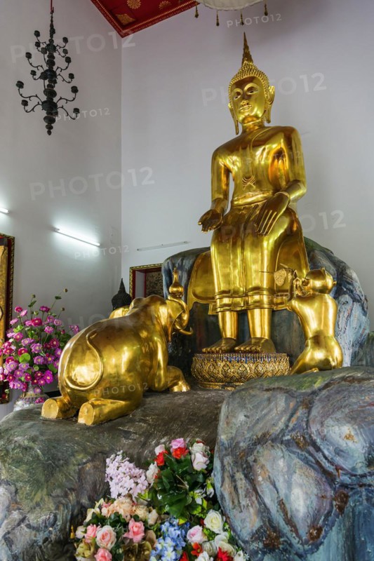 Prayer room in Wat Pho temple, sitting, sitting, Buddhism, religion, world religion, sculpture, sculpting, art, statue, culture, believing, faith, peace, Asian, travel, holiday, tourism, representation, palace, tradition, traditional, decoration, decorated, prayer house, building, attraction, landmark, gilded, gold, sacred, pray, meditation, monastery, spirituality, meditate, spiritual, monument, famous, sight, magnificent, philosophy, elephant, monkey, animals, capital, Bangkok, Thailand, Asia