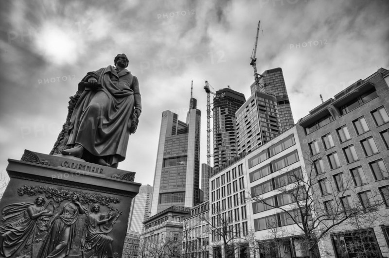Statue Johann Wolfgang von Goethe, Goethe monument, Goetheplatz, behind it financial district with Commerzbank, construction site, construction project Frankfurt FOUR, black and white, Frankfurt am Main, Hesse, Germany, Europe