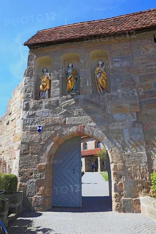 Entrance gate with Gothic wooden sculptures, St Sebastian, St George and St Laurentinus, fortified church from the Middle Ages, fortified church, Effeltrich in Franconian Switzerland, district of Forchheim, Upper Franconia, Bavaria, Germany, Europe