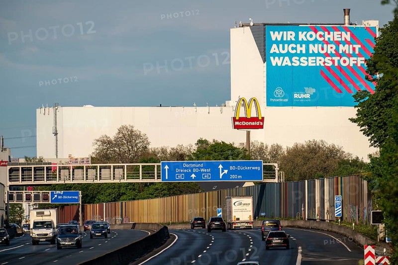 A40 motorway, thyssenkrupp Steel Europe AG Bochum plant, advertising for hydrogen as an energy source, joint advertising campaign with Metropole Ruhr, RVR, North Rhine-Westphalia, Germany, Europe