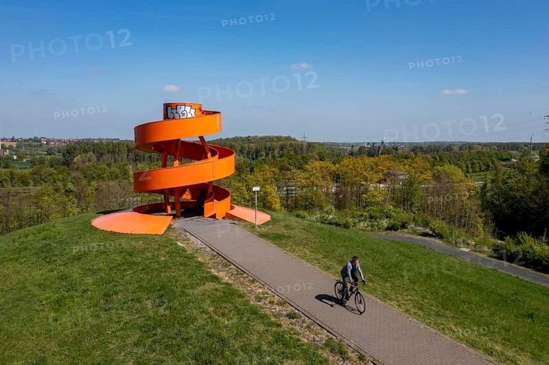 Halde Franz, Haldenzeichen, cycling in the Ruhr area, Halde Franz, Haldenzeichen, orange, snail shell-shaped observation tower, Hamm, North Rhine-Westphalia, Germany, Europe