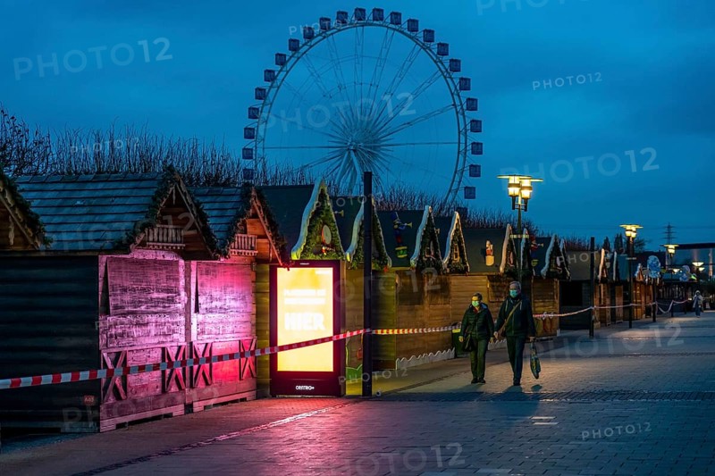 The Christmas market at the Centro shopping centre, set up but closed due to the 2nd lockdown during the coronavirus crisis in November 2020, Oberhausen North Rhine-Westphalia, Germany, Europe
