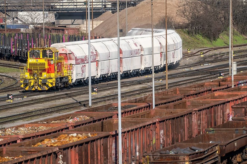 Metal scrap delivery, by rail, to HKM, Hüttenwerke Krupp-Mannesmann in Duisburg-Hüttenheim, they are melted down again and processed into steel products, diesel locomotive with wagons Duisburg, North Rhine-Westphalia, Germany, Europe